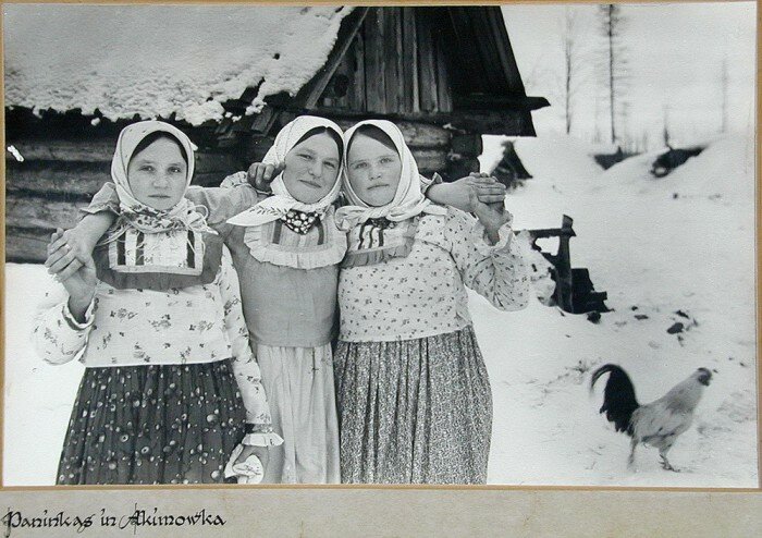 Немецкий солдат заснял на фотоаппарат жизнь советской деревушки