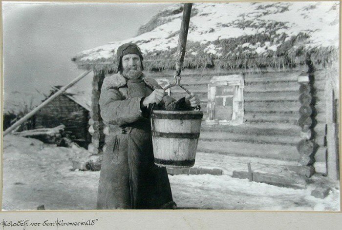 Немецкий солдат заснял на фотоаппарат жизнь советской деревушки