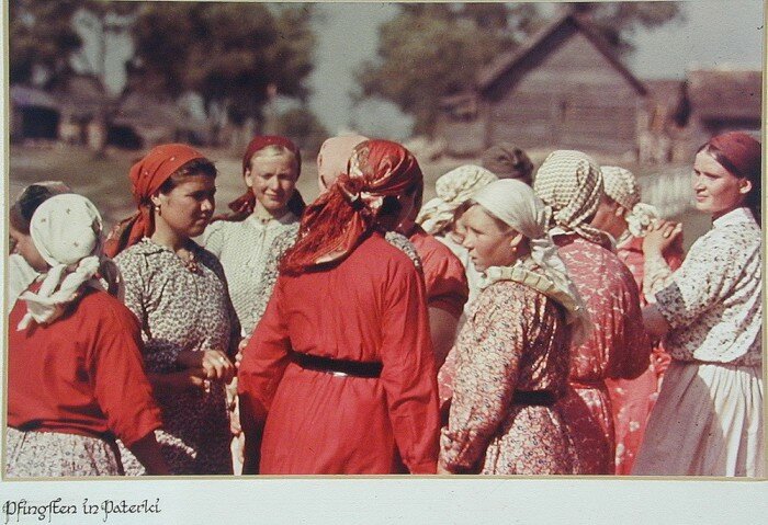 Немецкий солдат заснял на фотоаппарат жизнь советской деревушки