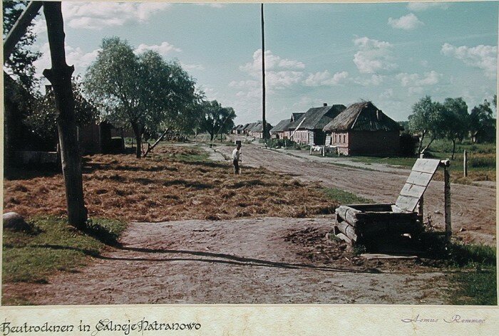 Немецкий солдат заснял на фотоаппарат жизнь советской деревушки