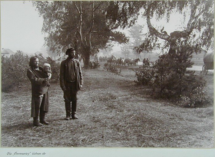 Немецкий солдат заснял на фотоаппарат жизнь советской деревушки