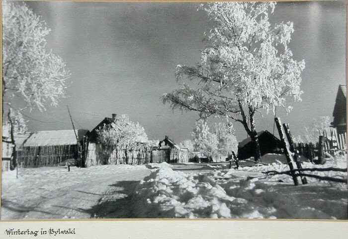 Немецкий солдат заснял на фотоаппарат жизнь советской деревушки