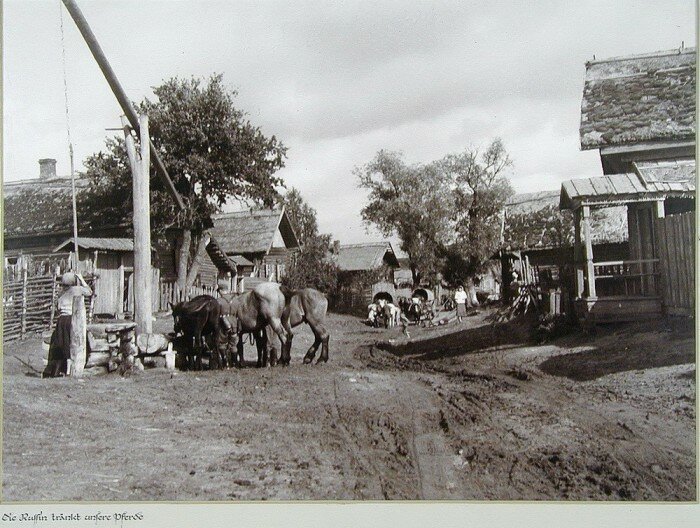 Немецкий солдат заснял на фотоаппарат жизнь советской деревушки