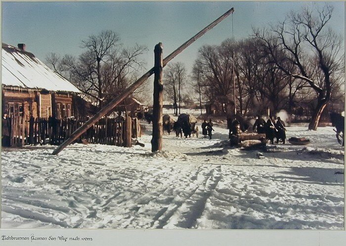 Немецкий солдат заснял на фотоаппарат жизнь советской деревушки