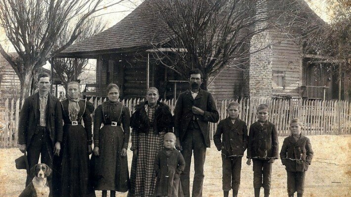 Никогда не храните фотографии умерших людей. На это есть причины...