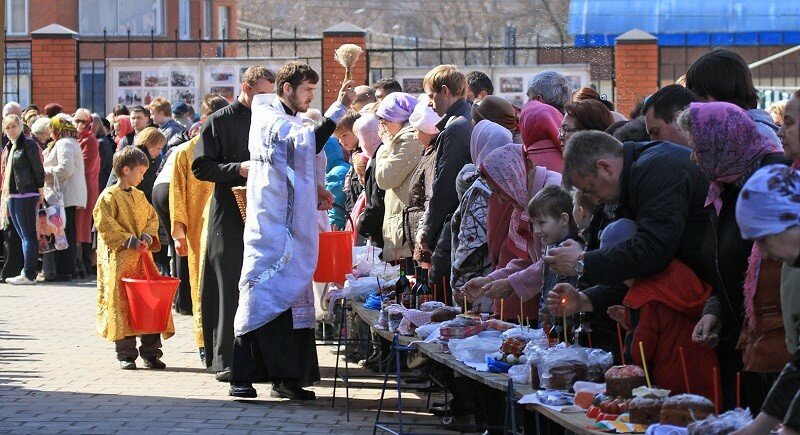 В церкви нельзя зажигать свечу о чужую. И вот почему...