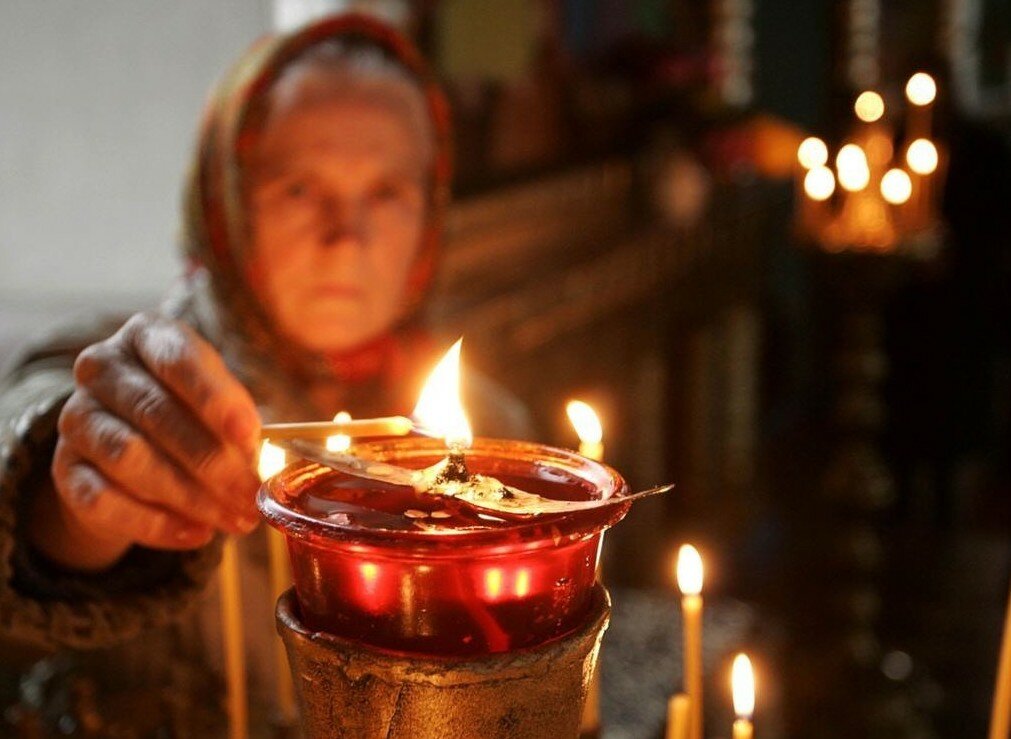 В церкви нельзя зажигать свечу о чужую. И вот почему...