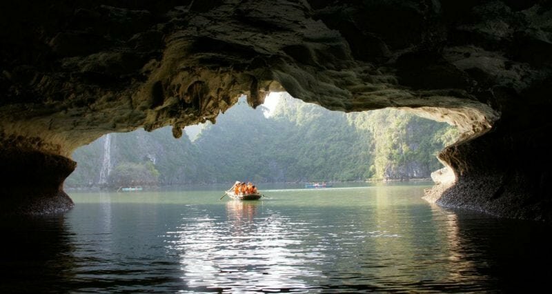 Сказочная бухта Халонг во Вьетнаме (16 фото)