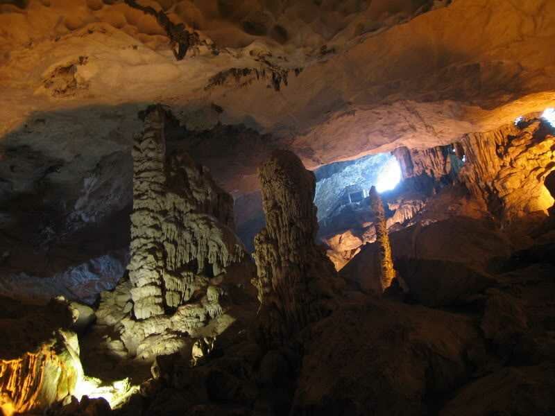 Сказочная бухта Халонг во Вьетнаме (16 фото)