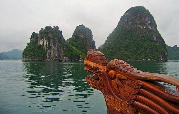 Сказочная бухта Халонг во Вьетнаме (16 фото)